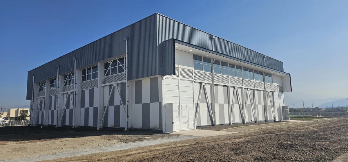 Exterior de un edificio industrial construido por Cygnus