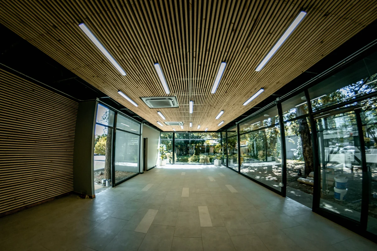 Espacio institucional con revestimientos de madera y amplios ventanales